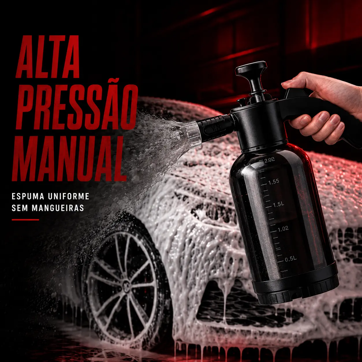 Pessoa segurando o pulverizador com alta pressão manual enquanto cobre um carro com espuma