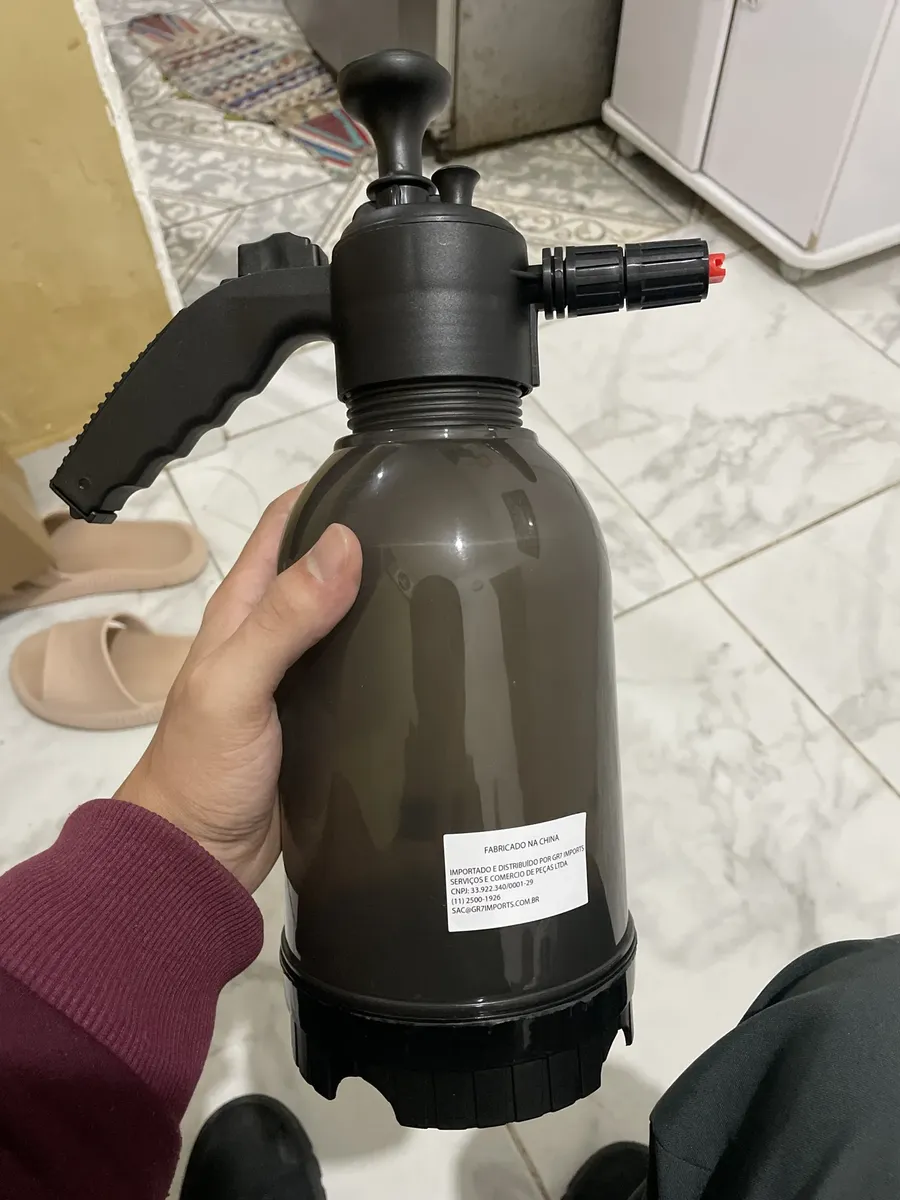 Cliente segurando o pulverizador Snow Foam de 2 litros na mão