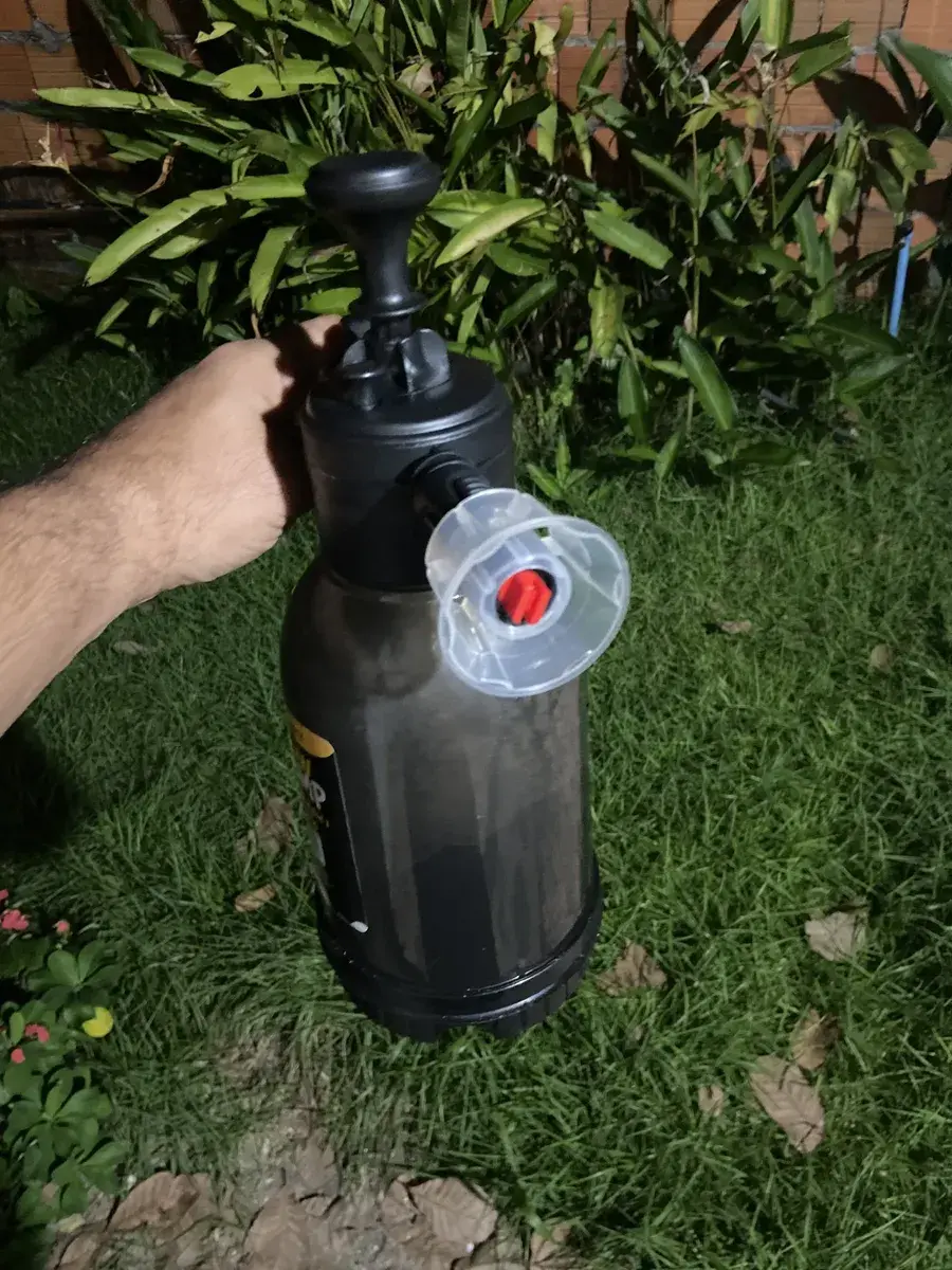 Pulverizador Snow Foam sendo usado no jardim com o bico de pulverização