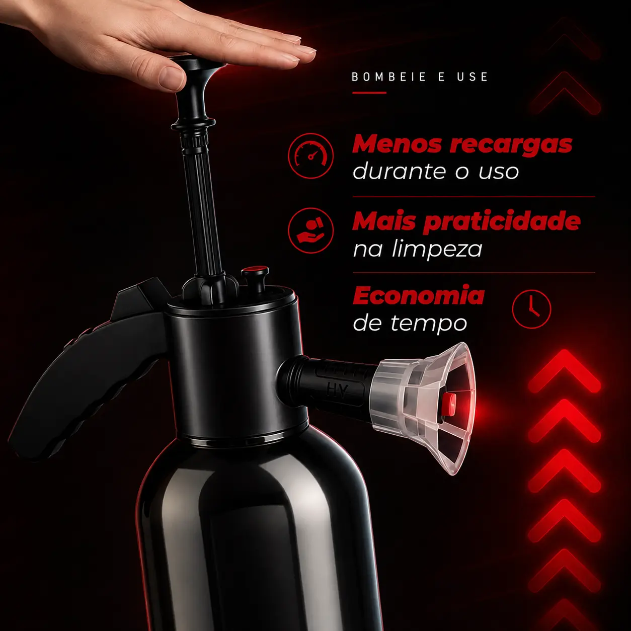 Mão pressionando a bomba manual do pulverizador Snow Foam para pressurizar o recipiente